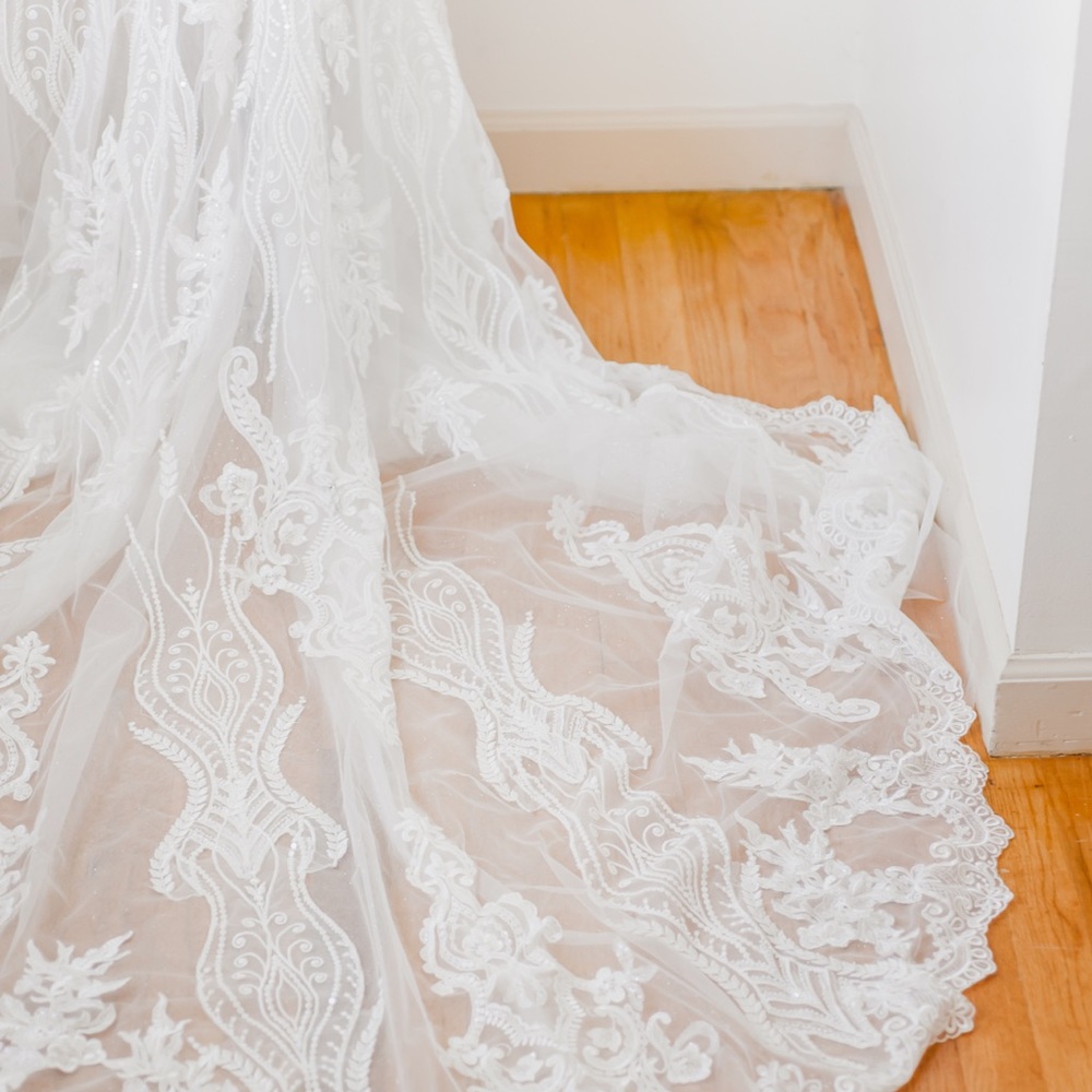 Elegant White Lace Wedding Dress - Picture 3 of 6